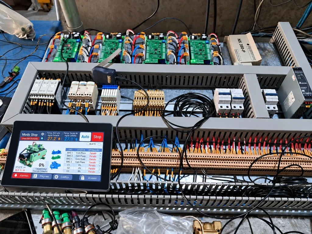 Bancada de testes da controladora NX-380-P com IHM e sensores