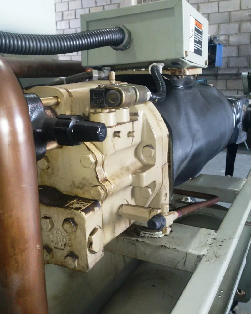 Detalhe de compressor parafuso instalado