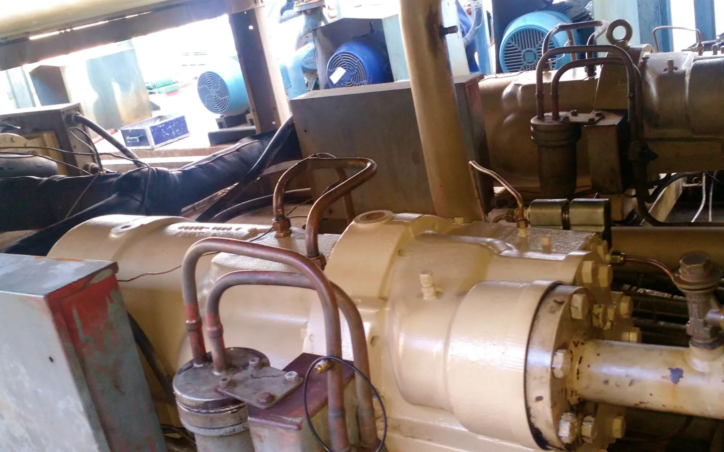 Compressor parafuso Trane 100 TR na oficina