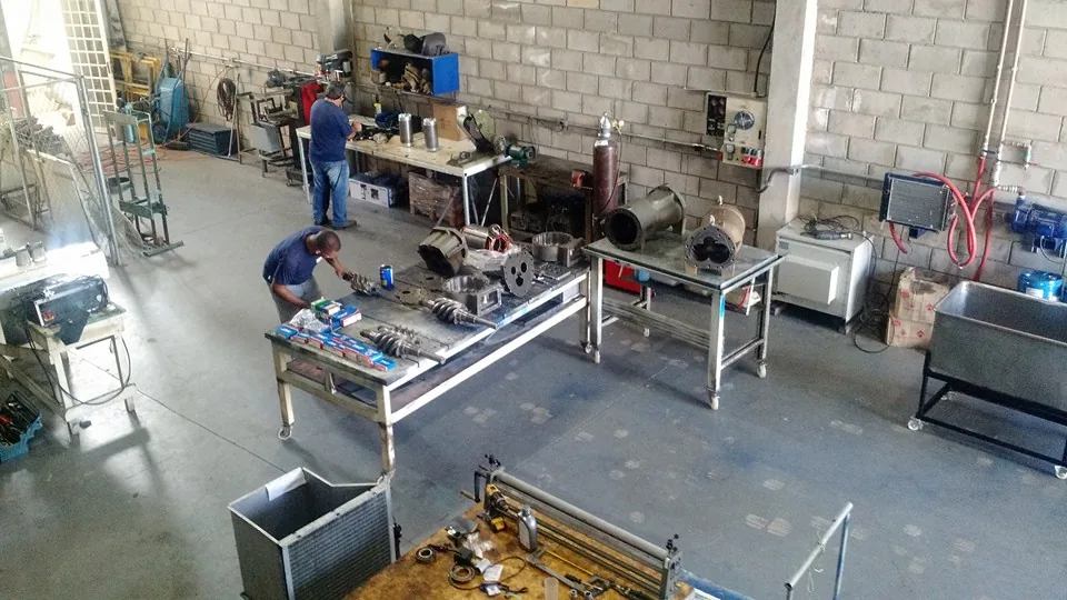 Oficina Cvac Service com bancada de compressores
