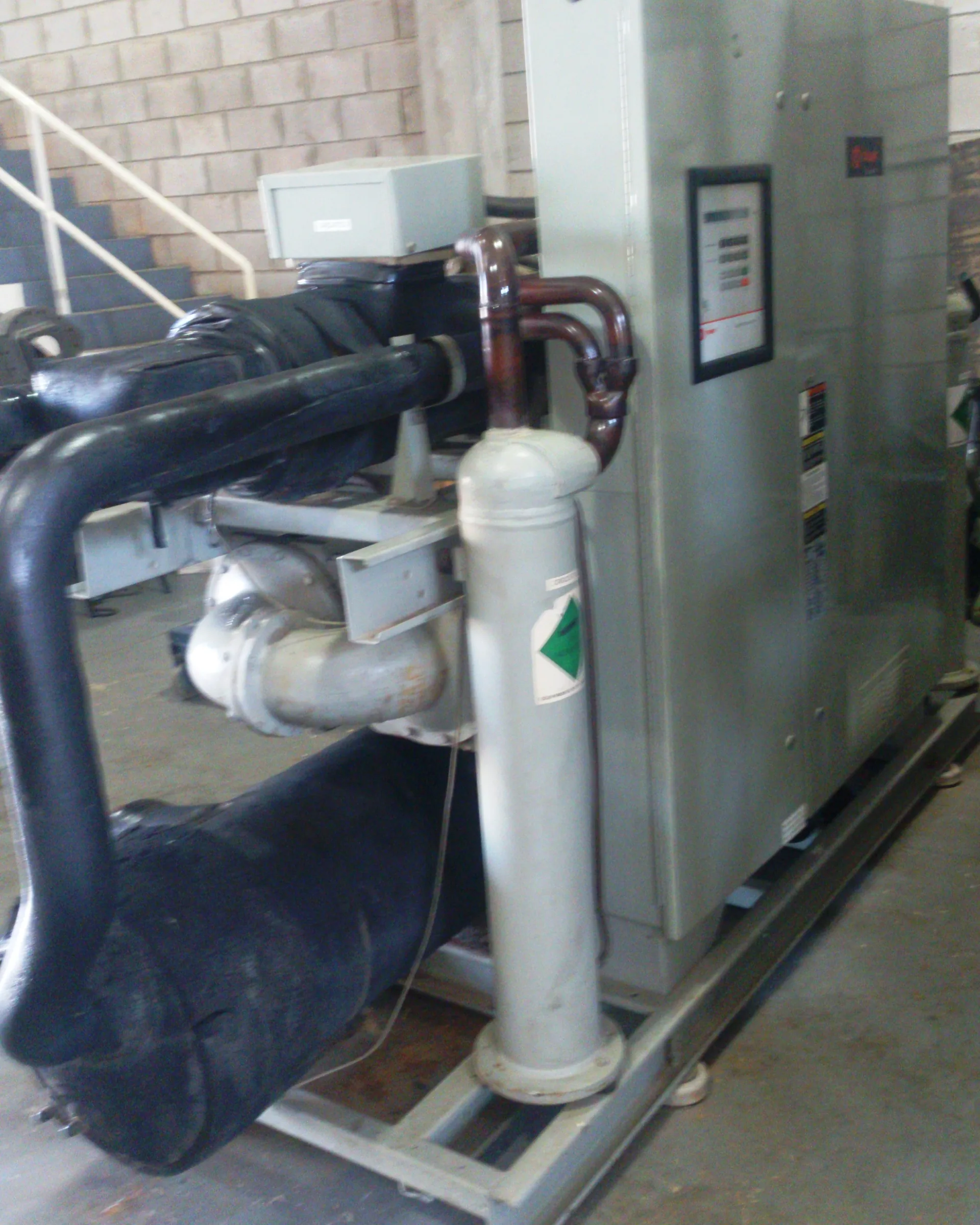 Chiller Trane com painel elétrico em planta industrial